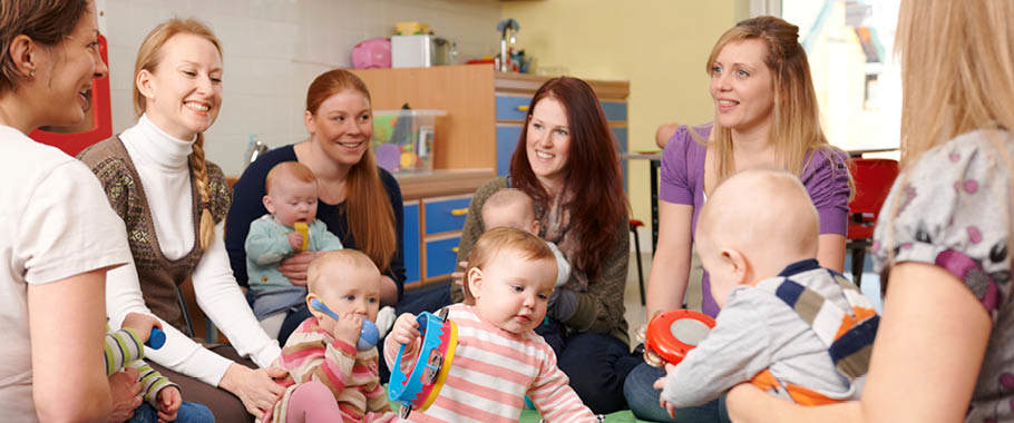 Modelfoto af baby der kravler Modelfoto af baby der kravler